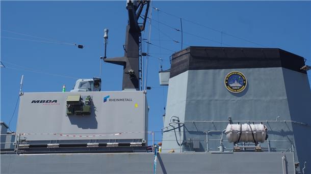 Bundeswehr schießt erstmals Drohnen mit Laserwaffe ab Ein Laserwaffendemonstrator, der in einem 20-Fuß-Container auf Deck der Fregatte „Sachsen“ integriert ist.