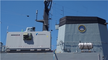 Ein Laserwaffendemonstrator, der in einem 20-Fuß-Container auf Deck der Fregatte „Sachsen“ integriert ist.
