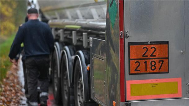 Geflügelpest in Großbetrieb mit 436.000 Tieren nachgewiesen Ein Lastwagen mit Kohlendioxid, das zum Keulen von Tieren genutzt wird, steht vor dem Betrieb.