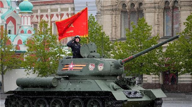 Moskau feiert Sieg von 1945 - und Ukraine-Krieg Ein legendärer sowjetischer T-34-Panzer während der Militärparade in Moskau.
