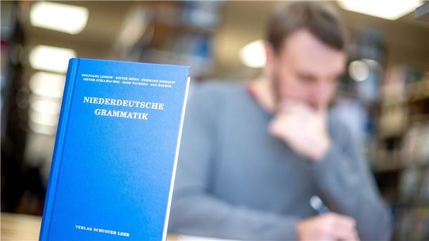 Uni Oldenburg bildet Lehrkräfte für Niederdeutsch aus Ein Lehrbuch für die Niederdeutsche Grammatik steht in der Bibliothek der Carl von Ossietzky Universität auf einem Tisch.