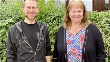 Referendar Nico Kriegel steht neben Schulleiterin Sylvia Warns.