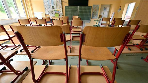 Lehrer soll Schüler verprügelt haben - Rassistisches Motiv? Ein Lehrer soll im vergangenen Herbst an einer Schule in Cottbus Schüler mit Migrationshintergrund verprügelt haben.