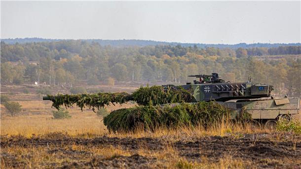 Briten liefern Ukraine Kampfpanzer - zieht Deutschland nach? Ein Leopard-2-Panzer der Bundeswehr auf einem Truppenübungsplatz.