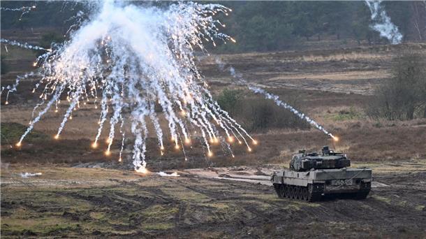 Kreml unterstützt Abschussprämien für Leopard-Kampfpanzer Ein Leopard 2A6 auf dem Truppenübungsplatz Senne in der Gemeinde Augustdorf (Nordrhein-Westfalen).