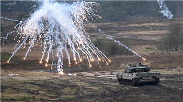 Ein Leopard 2A6 auf dem Truppenübungsplatz Senne in der Gemeinde Augustdorf (Nordrhein-Westfalen).
