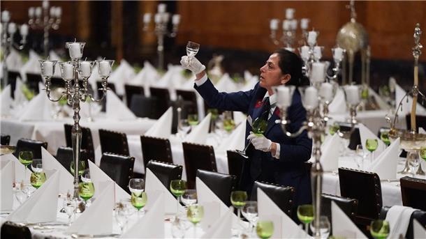 Bilder des Tages Ein letzter Check: Ratsdienerin Nadine Petermann überprüft die Gläser an den Tischen vor dem traditionellen Matthiae-Mahl des Hamburger Senats im Rathaus.
