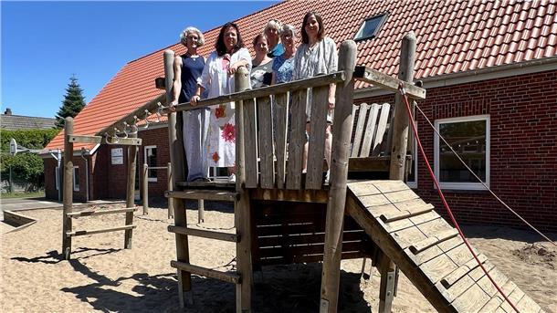 Ein letztes Mal gemeinsam auf dem Holzboot auf dem Schulhof. Die Tagesbetreuung der Grundschule Butjadingen ist jetzt eingestellt worden.
