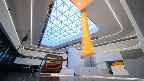 Stiebel Eltron erhält fünf Millionen für Conti-Werk Gifhorn Ein Leuchtband zeigt das Firmenlogo in der neuen Unternehmenszentrale von Continental.