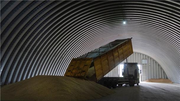 Krieg gegen die Ukraine: So ist die Lage Ein LKW entlädt Getreide in einem Getreidespeicher in dem Dorf .