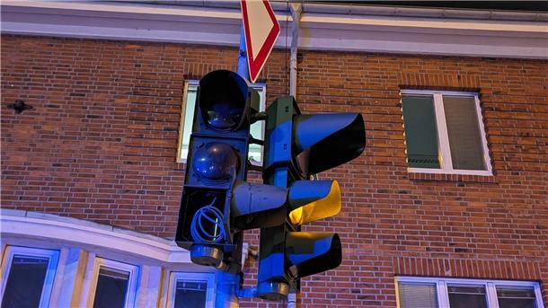 Bauernproteste am Freitag: Wurster Straße seit 1.20 Uhr wieder frei für den Verkehr Ein Lkw prallte am Freitag gegen einen Ampelmasten.