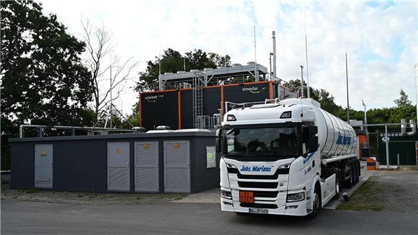 Ein Lkw wird an der Anlage von Atmosfair beladen.