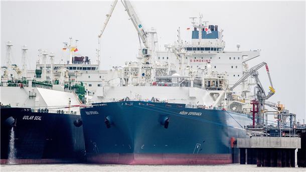 Ein LNG-Tankschiff liegt an einem neuen Anleger.
