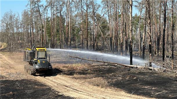 Ein Löschfahrzeug ist im Waldbrandgebiet bei Lübtheen im Einsatz.