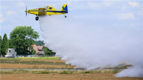 Ein Löschflugzeug wirft am Flughafen Braunschweig-Wolfsburg bei einer Vorführung Wasser ab.