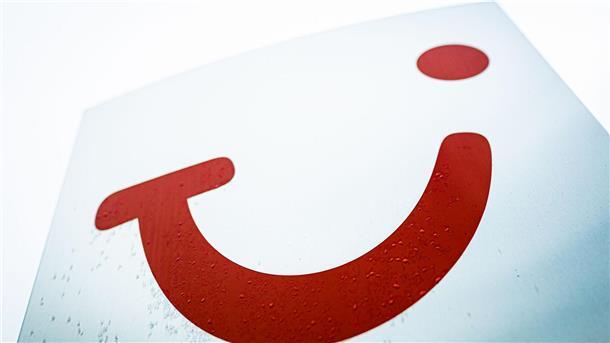Tui baut Urlaubsangebot für die Türkei deutlich aus Ein Logo der Tui AG ist vor einem Gebäude der Konzernzentrale auf einem Schild zu sehen.