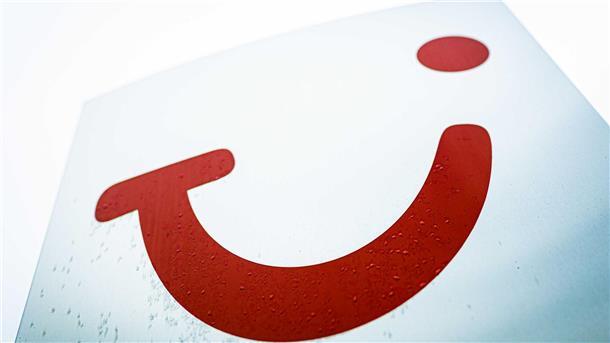 Tui profitiert von Reiselust: Kaum Aussicht auf Schnäppchen Ein Logo der Tui AG ist vor einem Gebäude der Konzernzentrale auf einem Schild zu sehen.