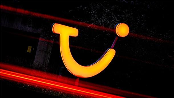 Tui gibt nach Datenskandal Beteiligung an RTK auf Ein Logo der Tui AG leuchtet an einer Fassade in Hannover.
