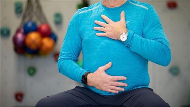 Gehirnnebel wohl durch Störung der Blutversorgung verursacht Ein Long-Covid-Patient macht ein Atemtraining in einem Gymnastikraum einer Reha-Klinik für Post-Covid Erkrankte.