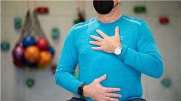 Ein Long-Covid-Patient macht ein Atemtraining in einer Reha-Klinik.