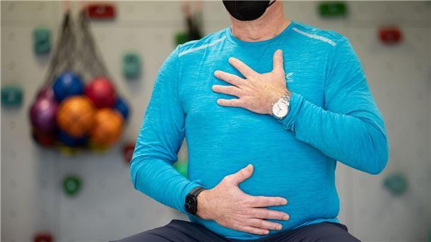 Risiko für Long Covid hat sich deutlich verringert Ein Long-Covid-Patient macht ein Atemtraining in einer Reha-Klinik für Post-Covid-Erkrankte. (Archivbild)