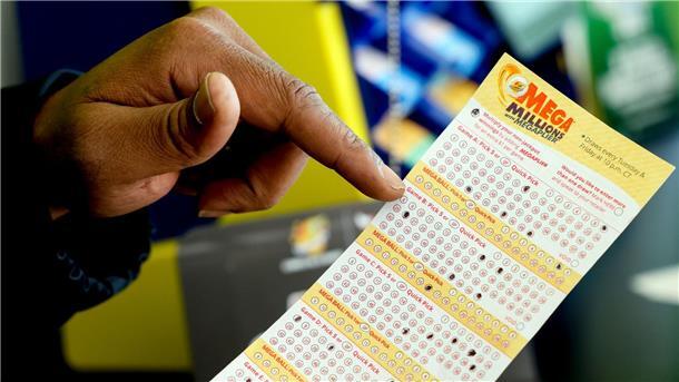Milliardenschwerer Lotto-Jackpot in den USA Ein Lottoschein für den Jackpot der Lotterie Mega Millions von rund 1,35 Milliarden Dollar.