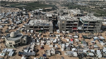 Ein Luftbild zeigt vertriebene Palästinenser in Rafah. Nach den Worten eines ranghohen Ministers wird Israels Armee die geplante Militäroffensive durchführen, selbst wenn dies zu einem Zerwürfnis mit den USA führt.