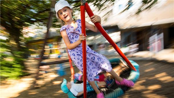Ein Mädchen schaukelt mit anderen Kindern in einer Nestschaukel. Mit solch einer sollen auch Kinder in Wilstedt erfreut werden.