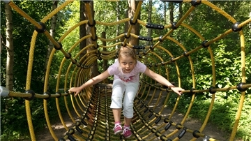 Ein Mädchen tastet sich durch einen Klettertunnel: Plätze mit Spielangeboten für junge und auch ältere Kinder wünschen sich Eltern aus Tarmstedt. Der Bau- und Wegeausschuss der Gemeinde Tarmstedt will sich das Konzept der Eltern voraussichtlich im Mai vorstellen lassen.