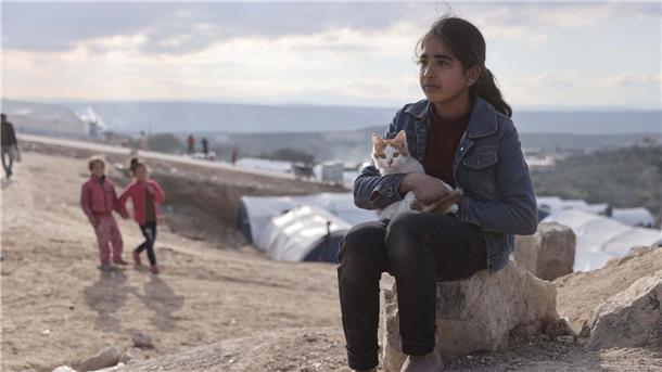 Sorge vor Infektionskrankheiten im Erdbebengebiet Ein Mädchen und ihre Katze in einem Notlager im syrischen Salqin.