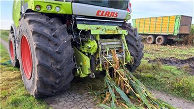 Ein Maishäcksler der Firma Fricke Landmaschinen in Lamstedt auf einem Feld bei Stinstedt. Der Erntevorsatz wurde für die Vorführung abmontiert. 