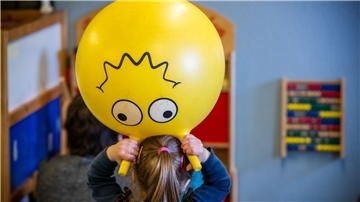 Kleinkinder toben in der Kindertagespflegeeinrichtung