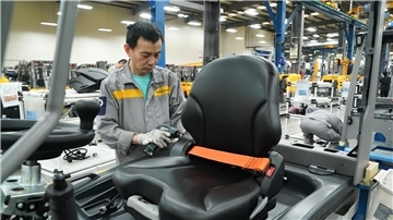 Ein Mann arbeitet an einer Produktionslinie der Jungheinrich AG im Qingpu-Distrikt der ostchinesischen Stadt Shanghai.