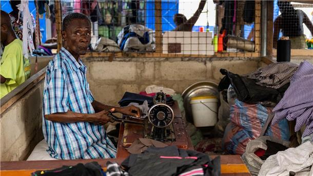 Textilienexport aus EU wird zunehmend zu Müllproblem Ein Mann arbeitet auf einem Markt in Ghanas Hauptstadt Accra, wo unter anderem Kleidung aus Europa verkauft oder weiterverarbeitet wird.