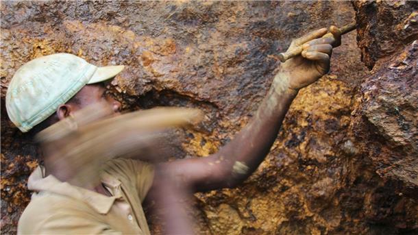 Lieferkettengesetz: Das kommt auf deutsche Unternehmen zu Ein Mann arbeitet in einer Mine im Ostkongo auf der Suche nach Mineralien und Erzen (Symbolbild). Zum Jahresbeginn tritt das deutsche Lieferkettengesetz in Kraft.