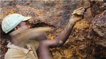 Ein Mann arbeitet in einer Mine im Ostkongo auf der Suche nach Mineralien und Erzen (Symbolbild). Zum Jahresbeginn tritt das deutsche Lieferkettengesetz in Kraft.