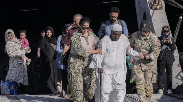 Konflikt im Sudan: Kämpfe gehen trotz Waffenruhe weiter Ein Mann aus dem Sudan wird von Ärzten der US-Marine betreut, während er von Bord der USNS Brunswick geht.