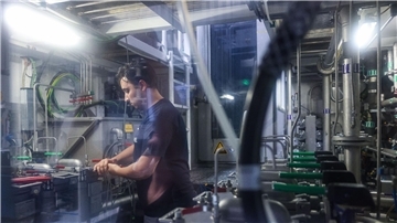 Ein Mann aus Marokko prüft die Verschlüsse einer Filteranlage. Die Zahl der ausländischen Fachkräfte in technischen Berufen hat sich in Deutschland stark erhöht.