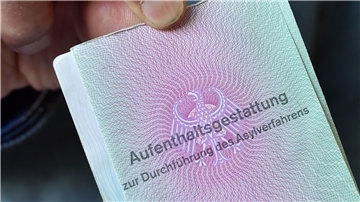 Ein Mann aus Syrien mit siner Aufenthaltsgestattung.