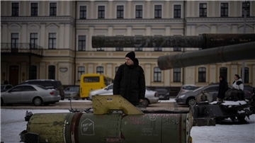 Ein Mann betrachtet in Kiew die Überreste einer nach ukrainischen Angaben russischen Rakete.