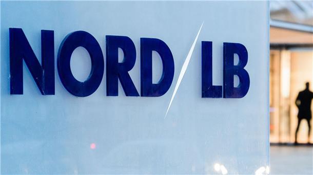 Ein Mann betritt die Norddeutsche Landesbank (NordLB) in Hannover.