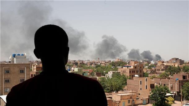 Erneute Luftangriffe im Sudan trotz Waffenruhe Ein Mann blickt auf die Stadt Khartum, wo infolge von Kämpfen schwarzer Rauch aufsteigt.