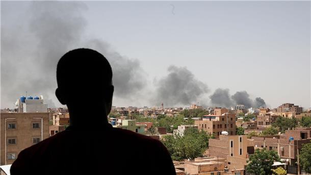 Afrikas Erbe? Ein Kontinent, der nicht zur Ruhe kommt Ein Mann blickt auf die Stadt Khartum, wo schwarzer Rauch aufsteigt. Seit nun mehr vier Monaten bekämpfen sich die Konfliktparteien im Sudan.
