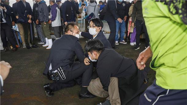 Rauchbombe: Japans Regierungschef in Sicherheit gebracht Ein Mann, der offenbar eine Rauchbombe geworfen hat, wird festgehalten.