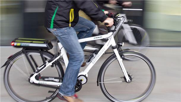 In Niedersachsen gibt es die meisten Elektrofahrrad-Besitzer Ein Mann fährt auf einem Elektrofahrrad.