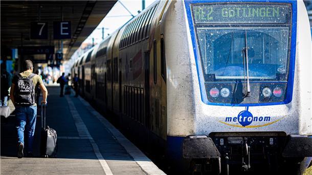 Verkehrsgesellschaft unzufrieden mit Regionalverkehr Ein Mann geht einen Bahnsteig im Hauptbahnhof entlang.