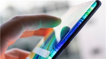 Ein Mann hält ein Smartphone in der Hand.