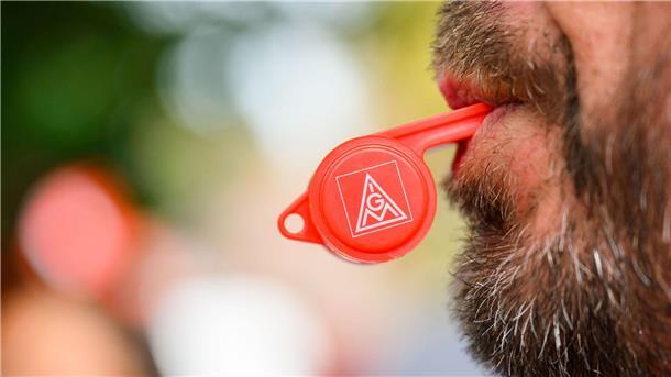 IG Metall Küste mit hohen Erwartungen an nächste Tarifrunde Ein Mann hat eine Trillerpfeife im Mund.