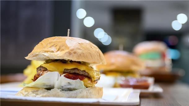Aktivist verklebt Schlösser von Fast-Food-Läden Ein Mann hat in Greifswald die Schlösser von Fast-Food-Läden zugeklebt.
