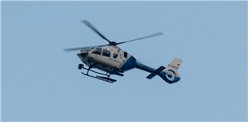Ein Polizeihubschrauber fliegt über den Ortsrand von Parsberg, Bayern.